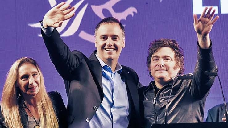 Milei: Si la Justicia considera culpable a Adorni, lo eyecto de una patada