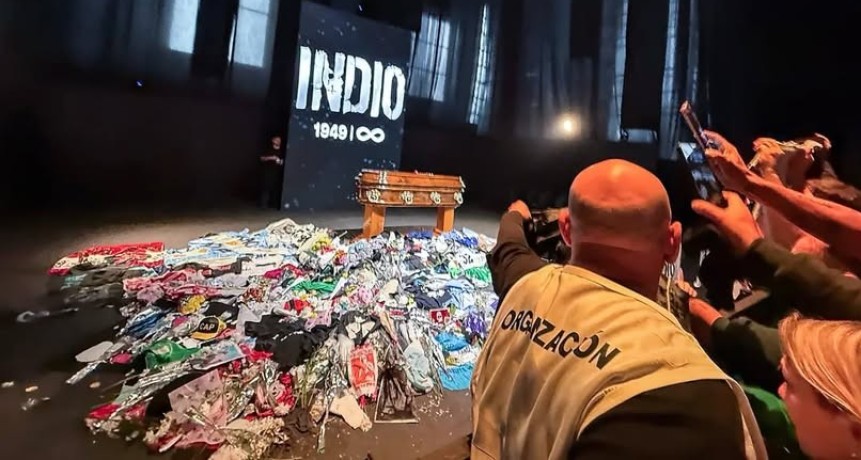 Masiva despedida p&uacute;blica al Indio Solari: un desfile de cientos de miles de personas que se extendi&oacute; durante 18 horas
