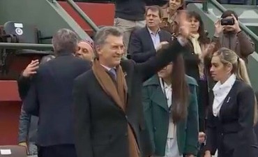 Mauricio Macri dio marcha atrás y asistió al cierre de los festejos por el Bicentenario