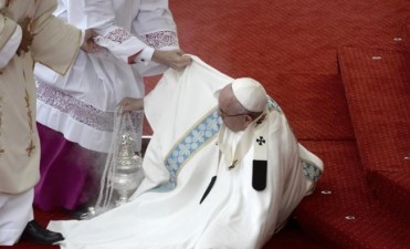 La ca&iacute;da del papa Francisco durante una misa en Polonia
