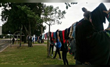 Estudiantes instalaron un perchero solidario en la Costanera