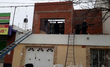 Muri&oacute; un alba&ntilde;il al caer de una obra en construcci&oacute;n