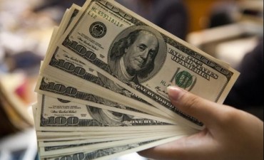El d&oacute;lar peg&oacute; otro salto y se acerca a los 18 pesos