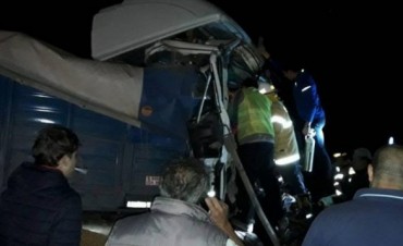 Muri&oacute; el nene accidentado en un choque de camiones en la AU Santa Fe-Rosario