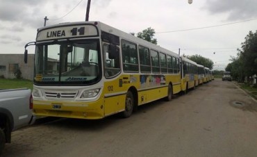 Apedrearon a un colectivo y una mujer result&oacute; herida