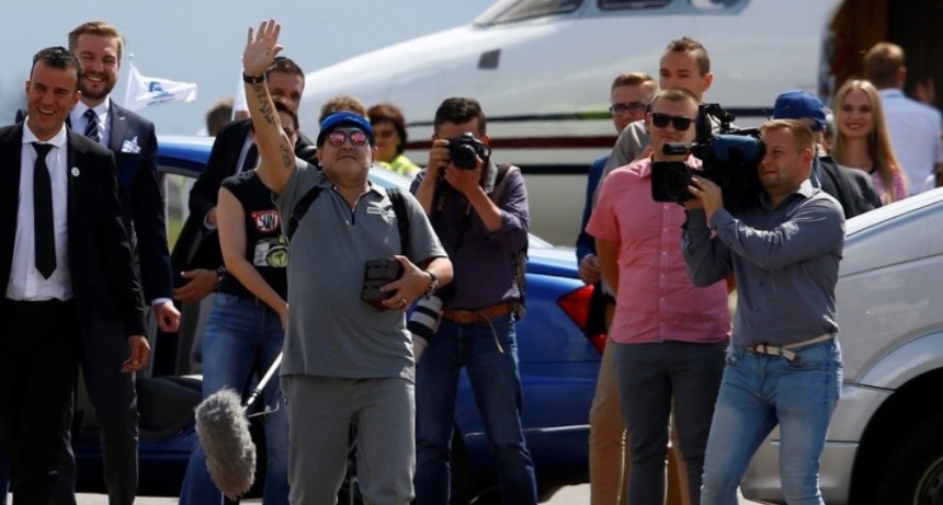 Maradona ya est&aacute; en Bielorrusia para asumir como presidente del Dinamo Brest