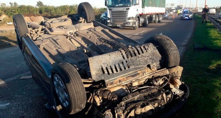 Volc&oacute; un veh&iacute;culo a metros del Puente Carretero