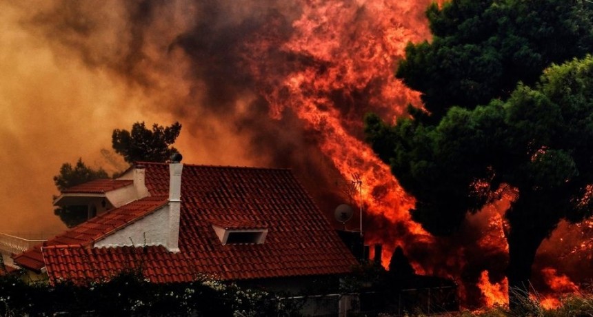 Suben a 91 los muertos por los incendios en Grecia