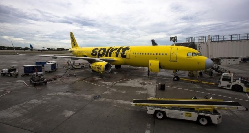 Otra vez un avión debió aterrizar de emergencia por un apestoso olor
