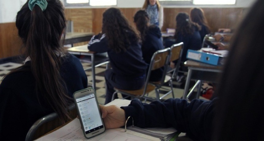 Francia prohibió los celulares en todas las escuelas