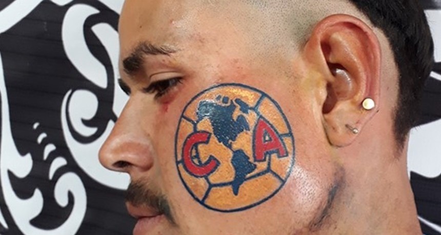 Un hincha del Am&eacute;rica de M&eacute;xico se tatu&oacute; el escudo en la cara