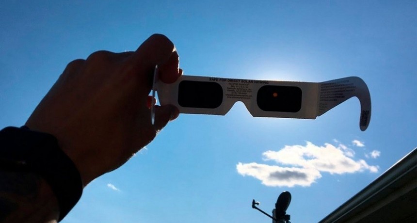 C&oacute;mo disfrutar el eclipse sin da&ntilde;ar la salud visual