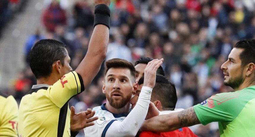 AFA pidi&oacute; a Conmebol que le quiten la tarjeta roja a Messi