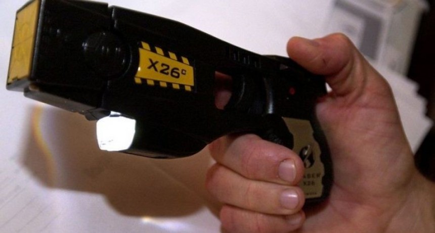 El Gobierno compr&oacute; cien pistolas Taser para las fuerzas federales