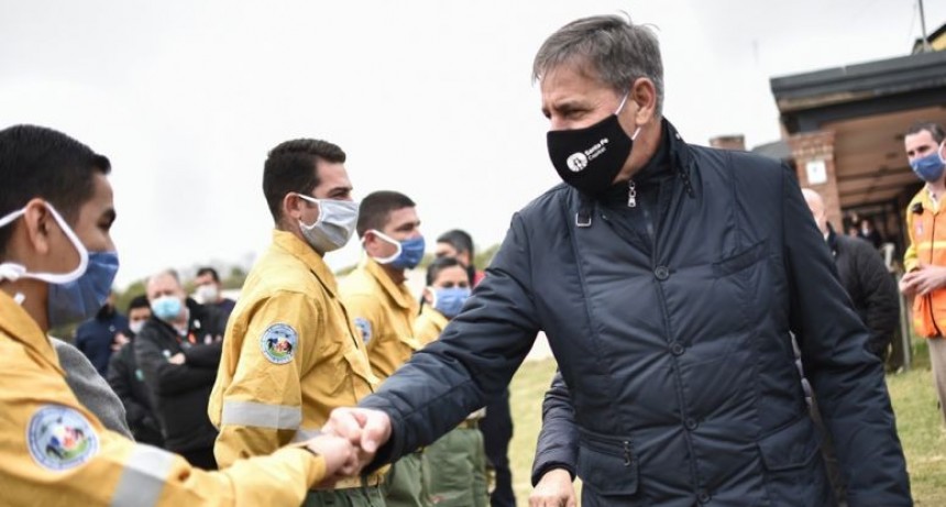 Jat&oacute;n visit&oacute; la base de operaciones destinada a combatir los incendios en las islas