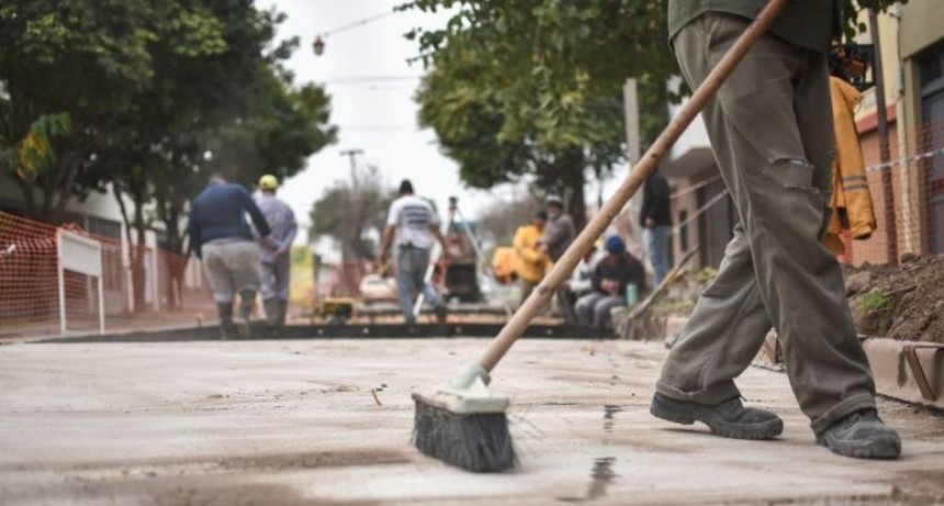 Contin&uacute;an los trabajos de bacheo de la Municipalidad