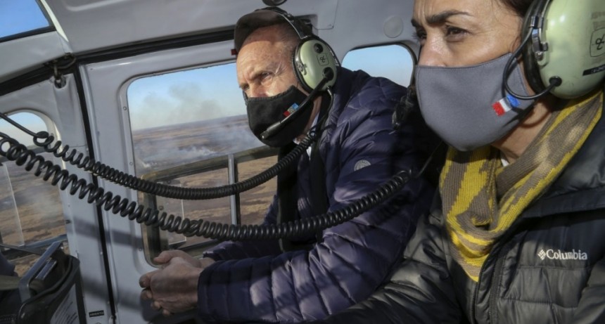 Perotti sobrevol&oacute; las zonas donde se registran los incendios en las islas