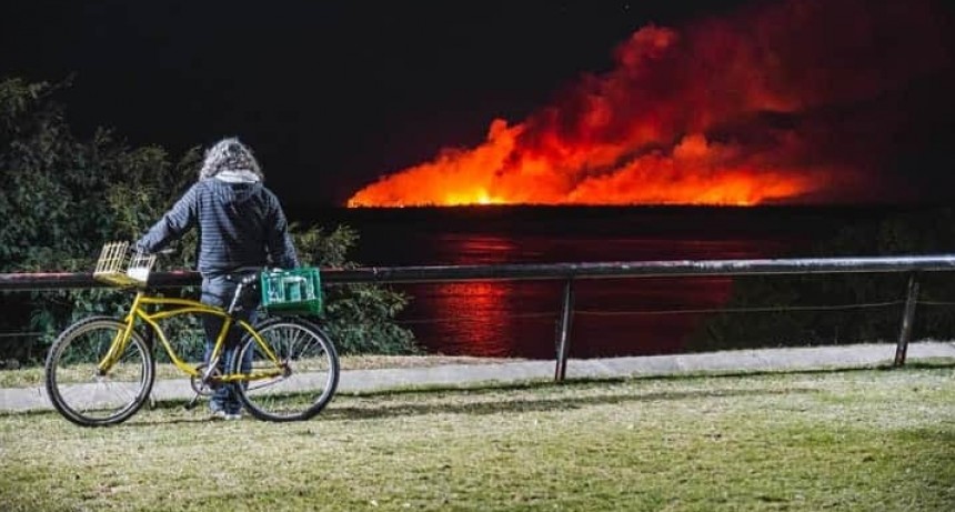 El municipio dice que el fuego en las islas est&aacute; descontrolado entre Santa Fe y Campana