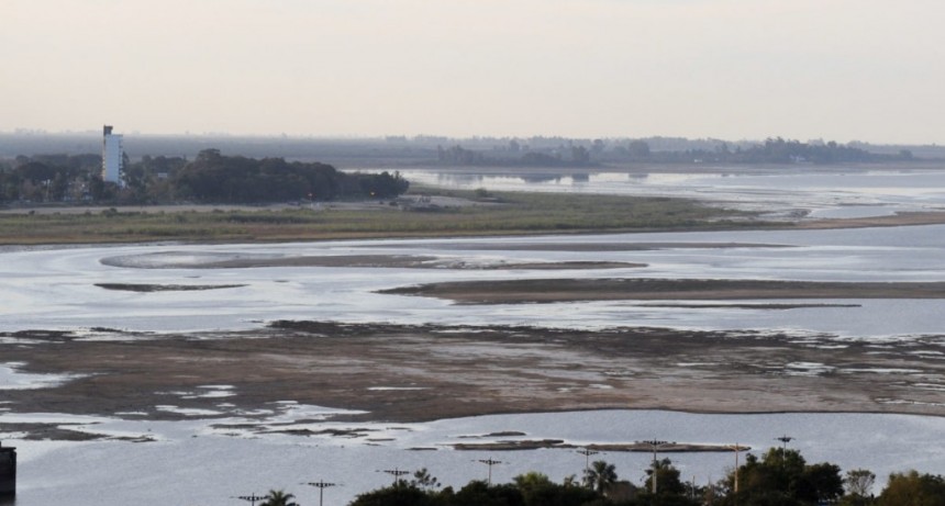 Ante la bajante hist&oacute;rica, advierten que no se puede caminar por el lecho de la Laguna Set&uacute;bal
