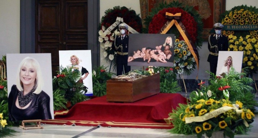 Raffaella Carr&aacute;: fans se acercan a darle el &uacute;ltimo adi&oacute;s