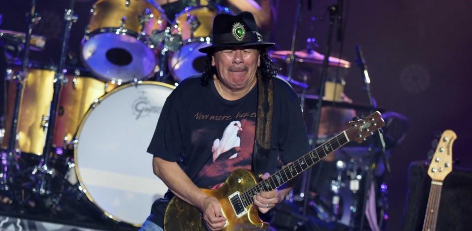 El guitarrista Carlos Santana se desmayó durante un show