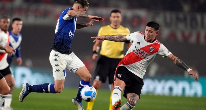 Con un pol&eacute;mico VAR, V&eacute;lez dio el golpe y elimin&oacute; a River