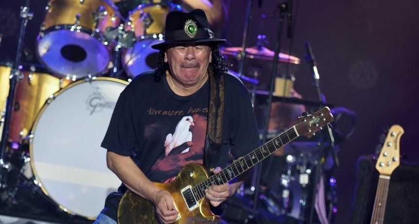 El guitarrista Carlos Santana se desmay&oacute; durante un show