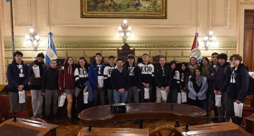 Castell&oacute; recibi&oacute; a alumnos de la escuela Dante Alighieri en la Legislatura