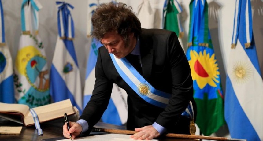Milei, tras la firma: Anunciamos el puntapi&eacute; del nuevo orden para nuestro pa&iacute;s