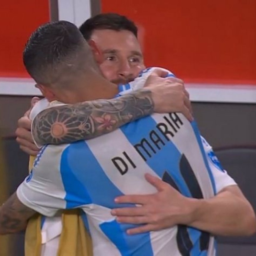 El abrazo del alma entre Messi y Di Mar&iacute;a tras alzar otra copa con Argentina