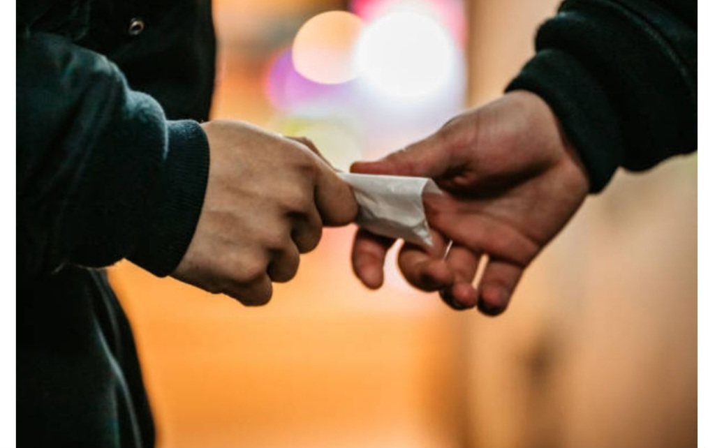 Polic&iacute;a se hizo pasar por comprador de droga para atrapar a los vendedores