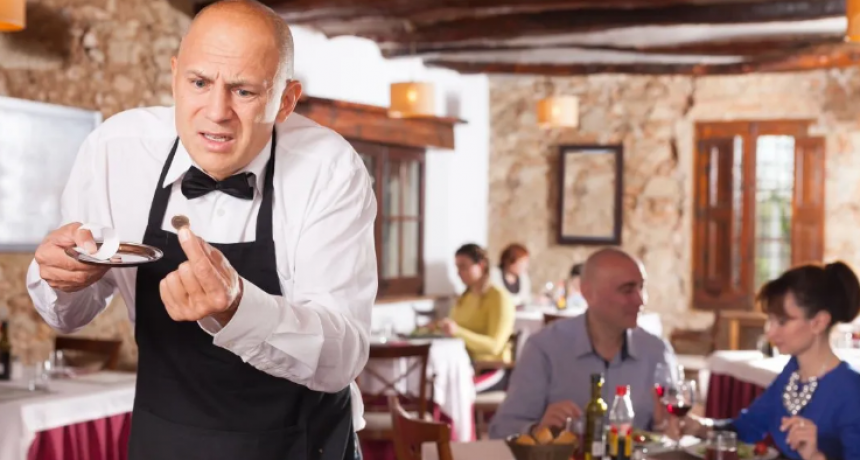 El gobierno quiere imponer la propina obligatoria en bares y restaurantes