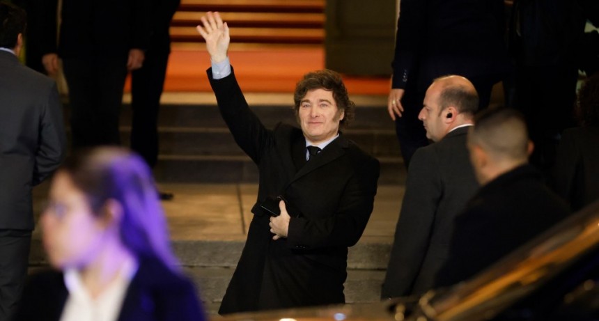 Entre silbidos y aplausos: Milei se mostr&oacute; con Yuyito Gonz&aacute;lez en el palco presidencial del Teatro Col&oacute;n