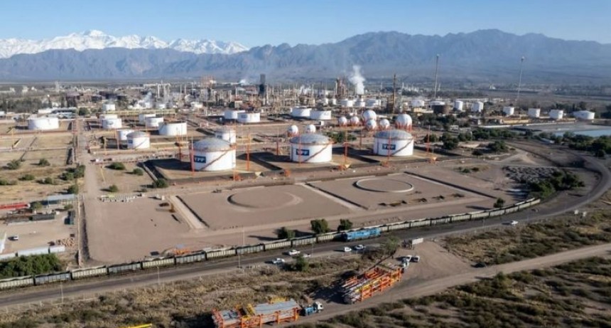 R&iacute;o Negro le gan&oacute; la pulseada a Buenos Aires: YPF har&aacute; una megainversi&oacute;n de GNL