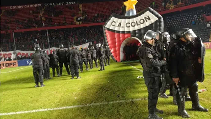 Colón jugaría dos partidos a puertas cerradas y pagaría una multa económica por los disturbios ocasionados en el partido ante Mitre