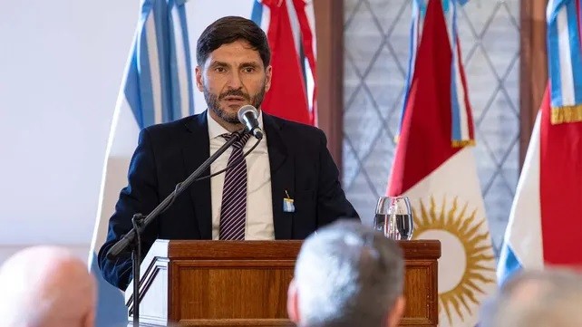 Pullaro viaja a Estados Unidos a buscar dólares para obras