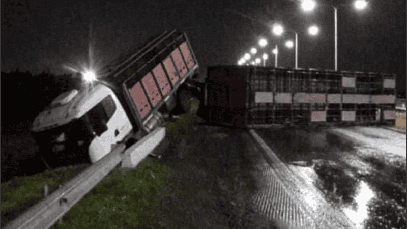 Un camionero se quedó dormido y volcó en la autopista Rosario-Santa Fe