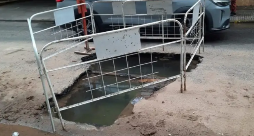 Se produjo un "cr&aacute;ter" de media calzada en pleno microcentro