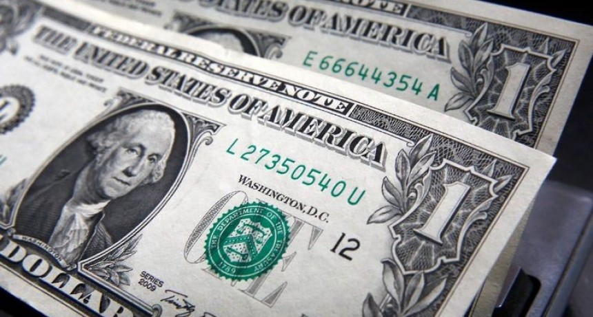 El d&oacute;lar se dispar&oacute; $25 en un d&iacute;a y qued&oacute; cerca del techo de la banda cambiaria