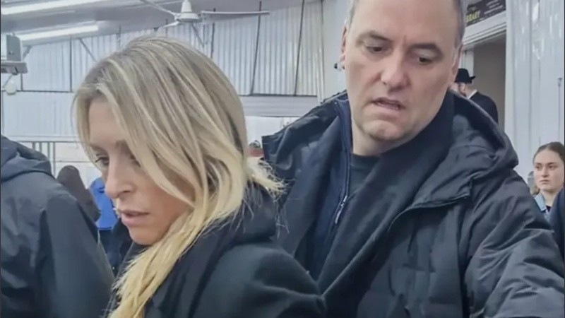 Dos nuevos testigos complicaron a Adorni e involucraron a su mujer con pagos en efectivo