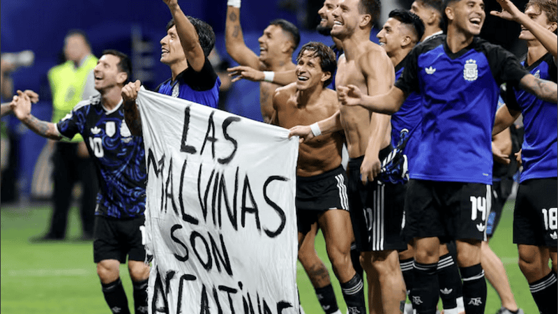 El gobierno brit&aacute;nico pidi&oacute; a la FIFA que castigue a los jugadores argentinos por la bandera que reivindic&oacute; la soberan&iacute;a sobre malvinas