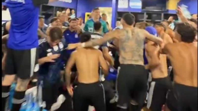 Delirio en el vestuario de la selecci&oacute;n argentina: la intimidad de los festejos tras el triunfo ante Inglaterra