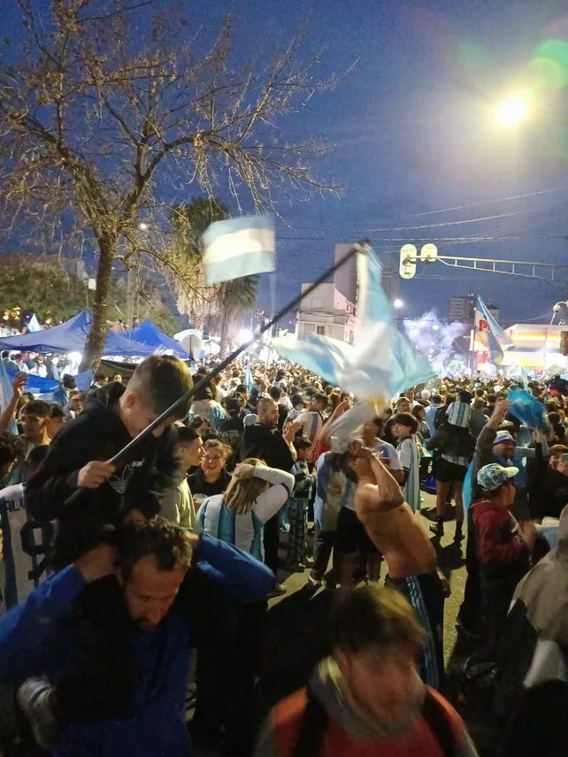 Santa Fe volvi&oacute; a desatar una fiesta tras el hist&oacute;rico triunfo ante Inglaterra: miles de hinchas coparon las calles de la ciudad