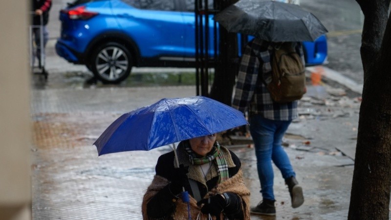 Alerta naranja para la regi&oacute;n: un frente fr&iacute;o traer&aacute; tormentas fuertes con r&aacute;fagas