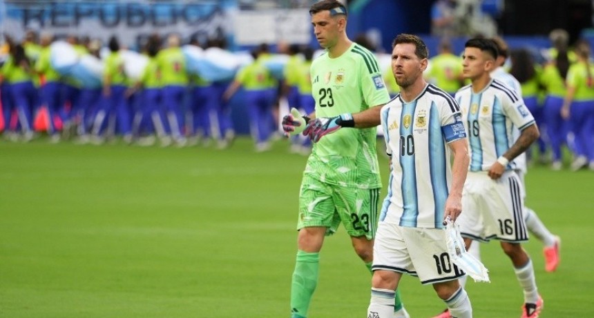 Argentina jug&oacute; el peor partido de la era Scaloni en mundiales y zaf&oacute; por un gol en contra en el alargue