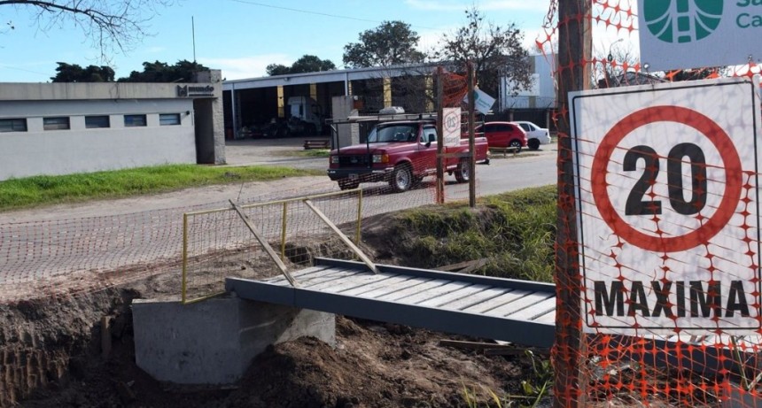 Arist&oacute;bulo del Valle: Instalan los nuevos puentes peatonales