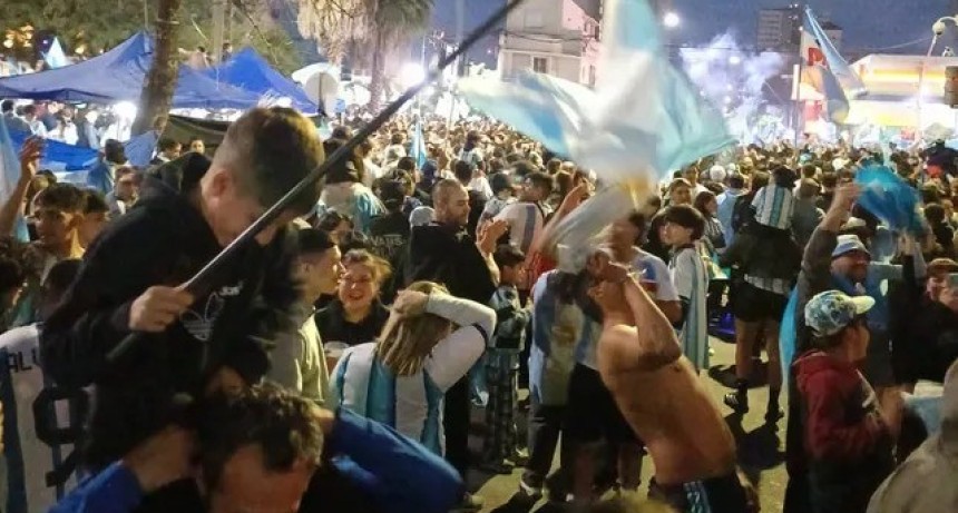 Santa Fe volvi&oacute; a desatar una fiesta tras el hist&oacute;rico triunfo ante Inglaterra: miles de hinchas coparon las calles de la ciudad