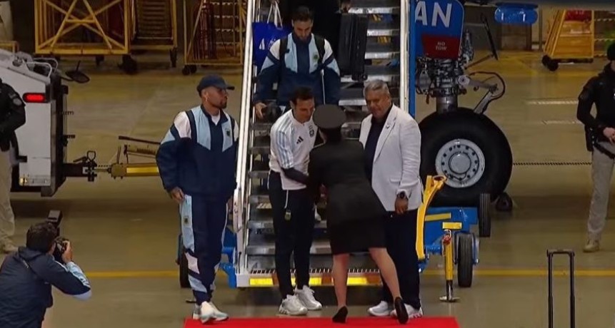 La selecci&oacute;n argentina regres&oacute; al pa&iacute;s sin Messi y fue recibida por una multitud en Ezeiza