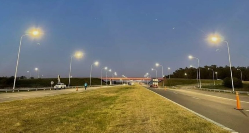 Comenzaron las obras de iluminaci&oacute;n en la Autopista Santa Fe&ndash;Rosario entre el peaje de Sauce Viejo y el acceso a Santo Tom&eacute;