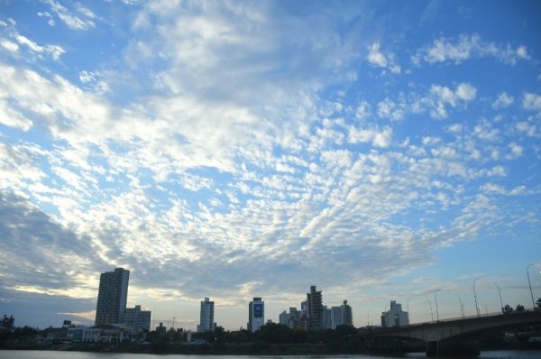 Aparecer&aacute;n algunos rayos de sol: cielo parcialmente nublado para este jueves